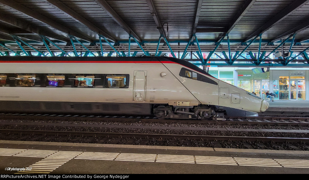 SBB: ETR 610 "Pendolino" a high speed tilting train at the main station.